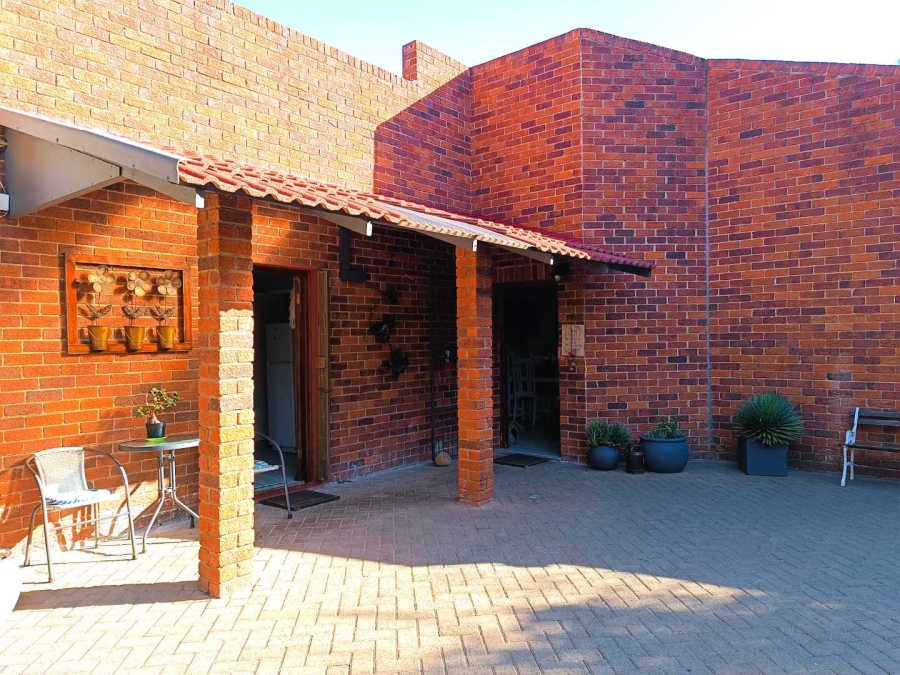4 Bedroom Property for Sale in Langenhovenpark Free State